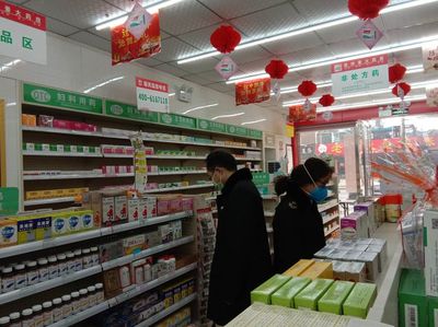二七區(qū)市場監(jiān)管局副局長陳向林深入長江路食藥所轄區(qū)指導疫情防控與醫(yī)用口罩供應工作